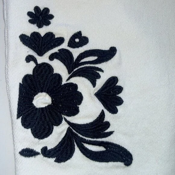 Style&Co Bermuda Shorts Womens 10 White Frayed Hem Floral Embroidery Stretch - Picture 9 of 11